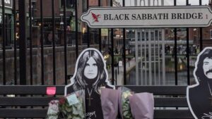 Fãs homenageiam Ozzy Osbourne no Reino Unido