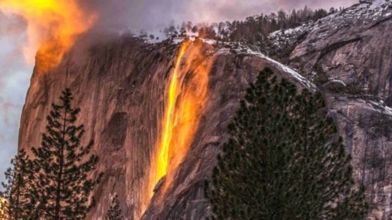 Fenômeno raro transforma cachoeira em "rio de fogo"
