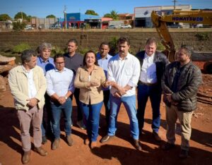 Flávio Cabo Almi vistoria obras na avenida Ernesto Geisel junto a vereadores da Câmara Municipal