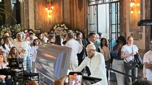Francisco Gil se despede da mãe em velório emocionante no Rio