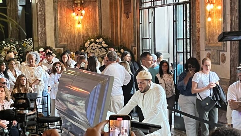 Francisco Gil se despede da mãe em velório emocionante no Rio