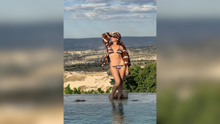 Giovanna Antonelli encanta ao posar de biquíni na Capadócia