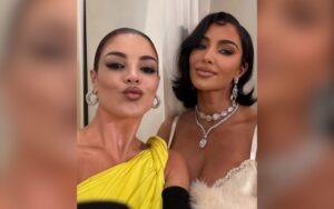 Gkay tieta Kim Kardashian durante evento de moda em Paris