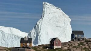 Iceberg gigante ameaça vila na Groenlândia e causa alerta