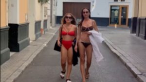 Ingrid Guimarães e Monica Martelli andam de biquíni em Sevilla