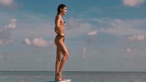 Isabeli Fontana faz topless durante viagem ao México