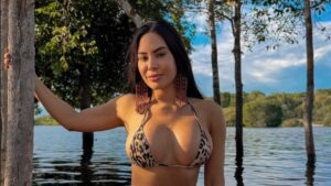 Isabelle Nogueira posa em cenário paradisíaco no Amazonas