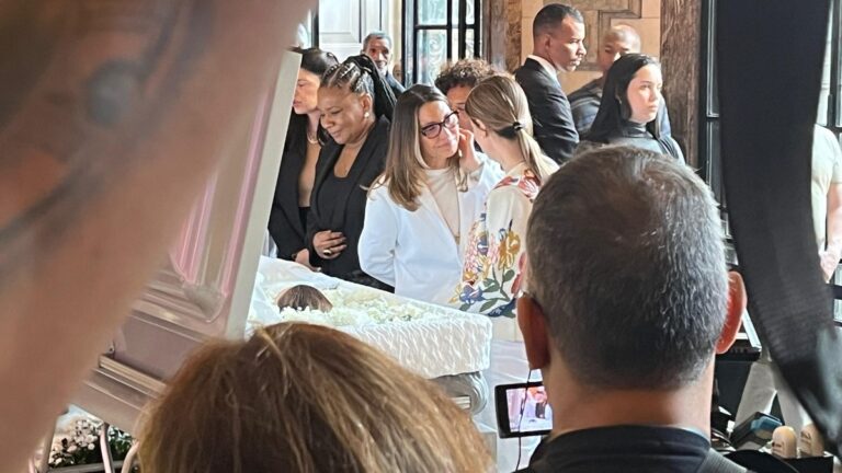 Janja e Margareth Menezes comparecem ao velório de Preta Gil