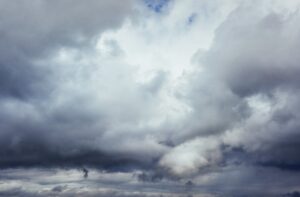 Julho começa seco e instável: onde chove, onde terá seca e onde o calor volta a aparecer