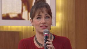 Karine Teles afirma que não gostava de se ver na TV: "Sofrido'