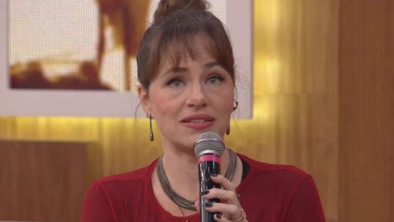 Karine Teles afirma que não gostava de se ver na TV: "Sofrido'