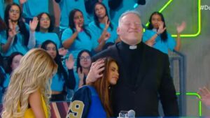 Lexa chora ao ouvir de Pe. Marcelo que será mãe no Domingo Legal