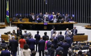 Líder do PT diz que governo deve vetar uso do Fundo Social para dar R$ 30 bi ao agro