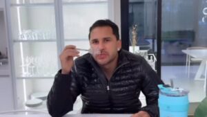 Lucas Guimarães visita casa de Carlinhos e climão chama atenção