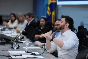 Maicon Nogueira questiona secretários municipais sobre inspeções, renovação de frotas e descarbonização, durante oitiva