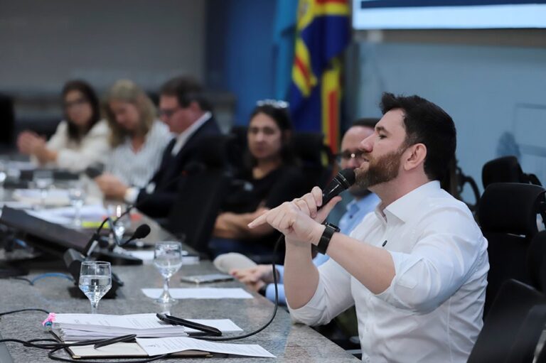 Maicon Nogueira questiona secretários municipais sobre inspeções, renovação de frotas e descarbonização, durante oitiva