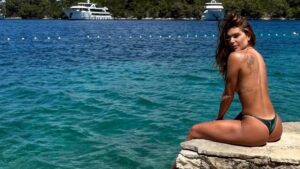 Mariana Goldfarb faz topless durante viagem pela Croácia