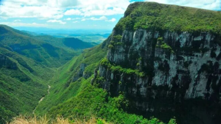 Menina caiu em cânion durante passeio sem guia, afirma parque