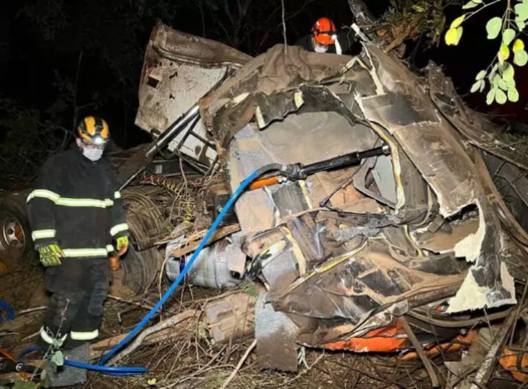 Motorista morre após caminhão capotar na MS-215, em Pedro Gomes