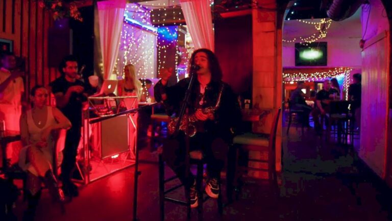 Nick Souza mescla R&B e funk no clipe de 'Vai Que Vai'
