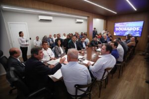 No MS Ativo, Marçal Filho pede a Riedel recapeamento de todas as ruas de Dourados