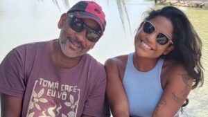 Pai de Juliana Marins abre mochila da filha após tragédia