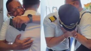 Pai emocionado descobre que filho é o piloto do voo