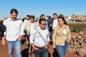 Prefeita Adriane e vereadores acompanham avanço das obras na Ernesto Geisel
