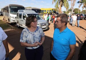 Prefeitura entrega ônibus novo para Educação e três veículos para Assistência Social