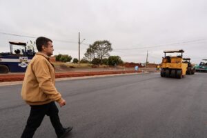 Prefeitura vistoria obras de asfalto e drenagem  no Parque dos Jequitibás