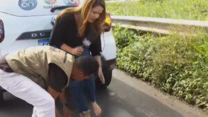 Repórter do SBT é atacada por formigas durante entrada ao vivo