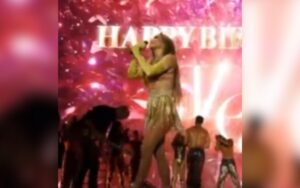 Saia de Jennifer Lopez cai em show e reação surpreende fãs