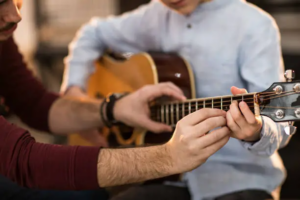 Sejuv abre inscrições para cursos gratuitos com destaque para a nova turma de Violão Básico