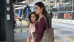 Sophie Charlotte surge caracterizada para "Três Graças"