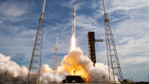 Falcon 9 lança sua quinta missão com satélites da SES de estação na Flórida