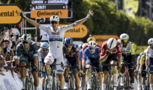 Tim Merlier sprintar para a vitória em Châteauroux, no Tour