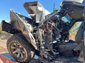 Ultrapassagem proibida causa acidente grave e deixa motorista ferido na BR-163