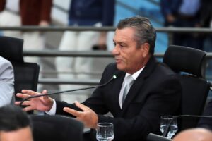 Vereador Delei Pinheiro  realiza levantamento de serviços públicos parados para solicitar providências à prefeita