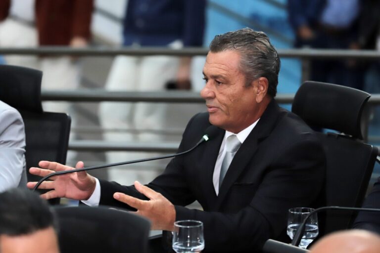 Vereador Delei Pinheiro  realiza levantamento de serviços públicos parados para solicitar providências à prefeita