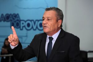Vereador Delei Pinheiro solicita troca de lâmpadas em diversos bairros para garantir mais segurança à população