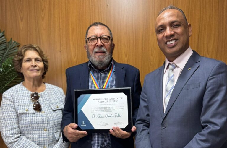 Vereador Junior Coringa entrega Moção de Congratulação a Elias Gadia Filho por sua trajetória exemplar em Campo Grande