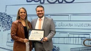 Vereador Leinha entrega Moção de Congratulação à cantora Kelly Ramos, da Banda Lilás