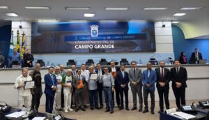 Vereador Leinha entrega Moção de Congratulação ao Grupo ACABA por sua contribuição à cultura pantaneira