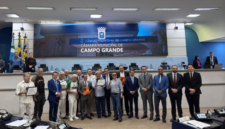 Vereador Leinha entrega Moção de Congratulação ao Grupo ACABA por sua contribuição à cultura pantaneira