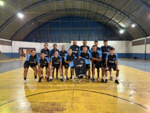 Vereador Marcinho entrega uniformes de treino para atletas da Associação Coxinense Esportiva de Futsal (ACEF)