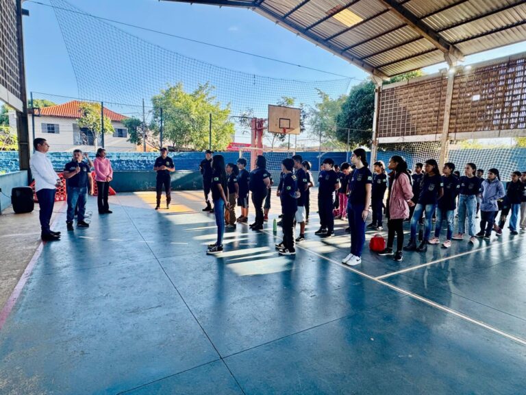 Vereador Otávio Trad visita escola Harry Amorim Costa, instituição que integra o Programa Escola Civil Metropolitana