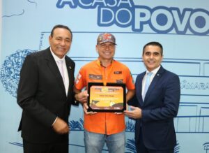 Vereadores Carlão e Herculano Borges entregam Medalha ao Legendário Osmar Dias Braga