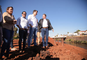 Vereadores vistoriam obras na Avenida Ernesto Geisel e prefeita garante conclusão até fevereiro