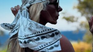 Adriane Galisteu posa de topless e ganha elogios na web: "Linda"