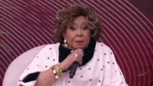 Alcione brinca no "É de Casa" e diz que fará “macumba” para Trump